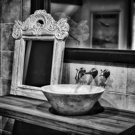 Maison 1686 Bed & Breakfast